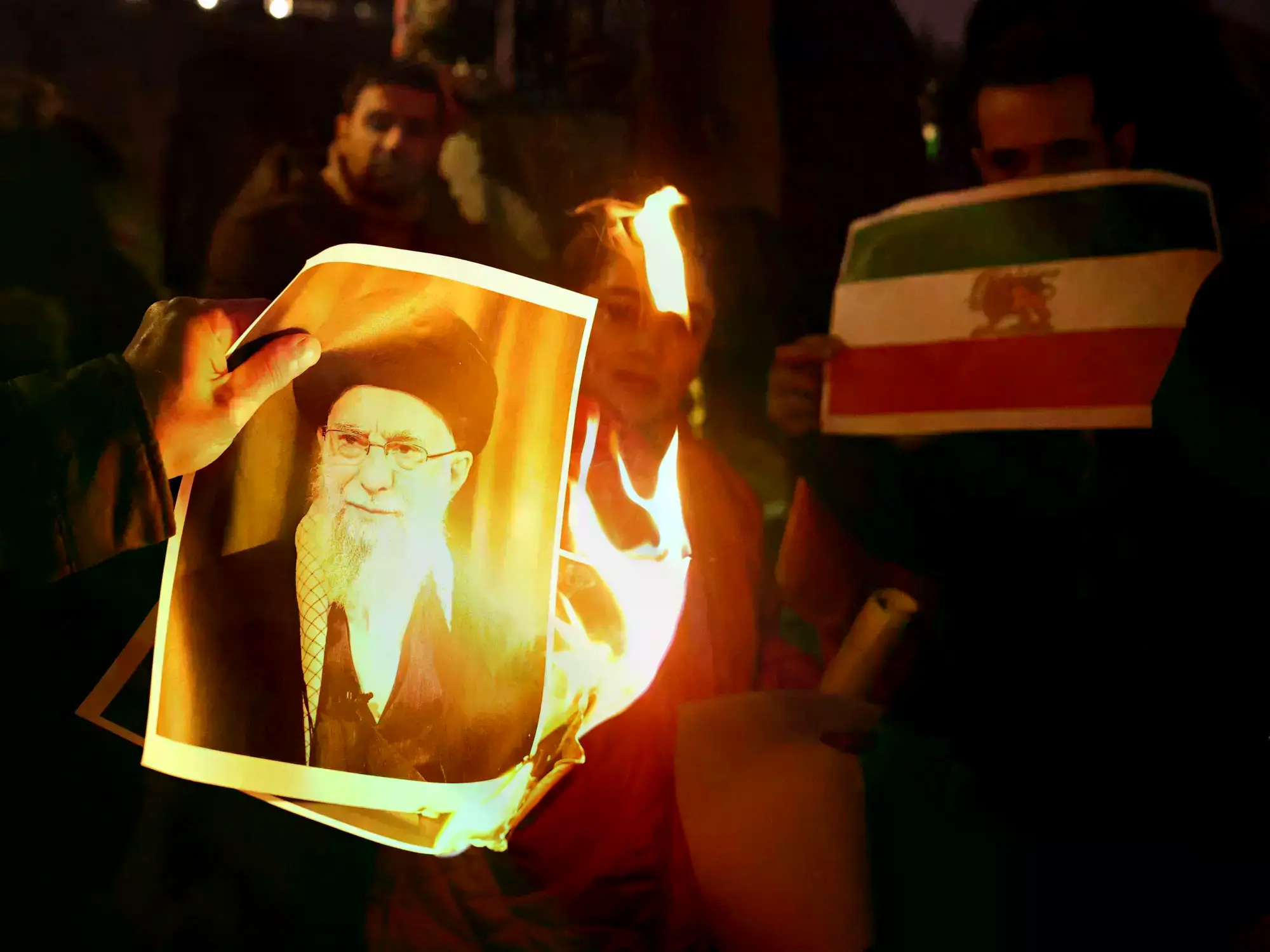 Manifestantes queman un retrato del líder supremo iraní, Ali Jamenei, en Londres.
