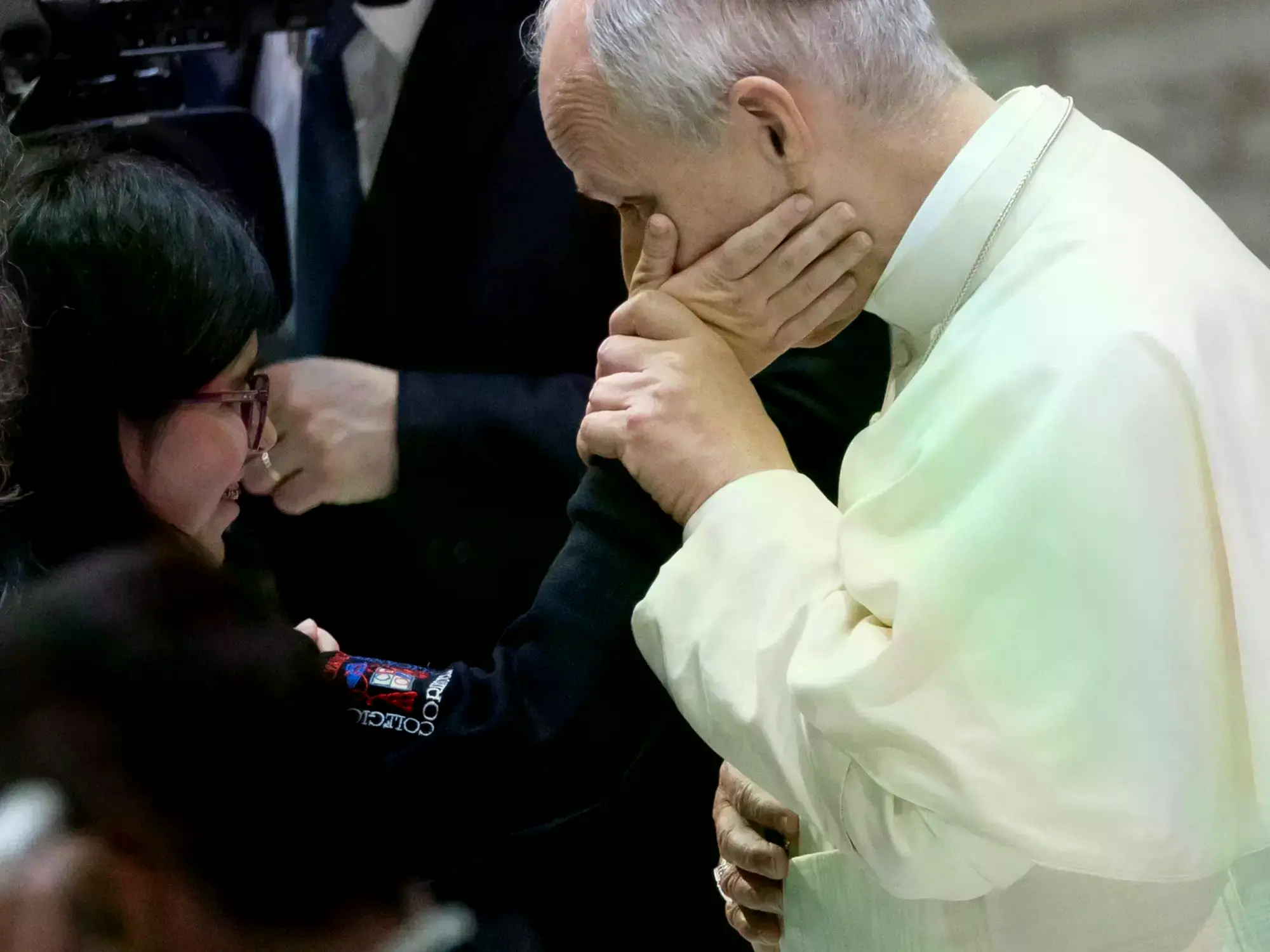 León XIV saluda a fieles durante la audiencia general de los miércoles en el Vaticano.