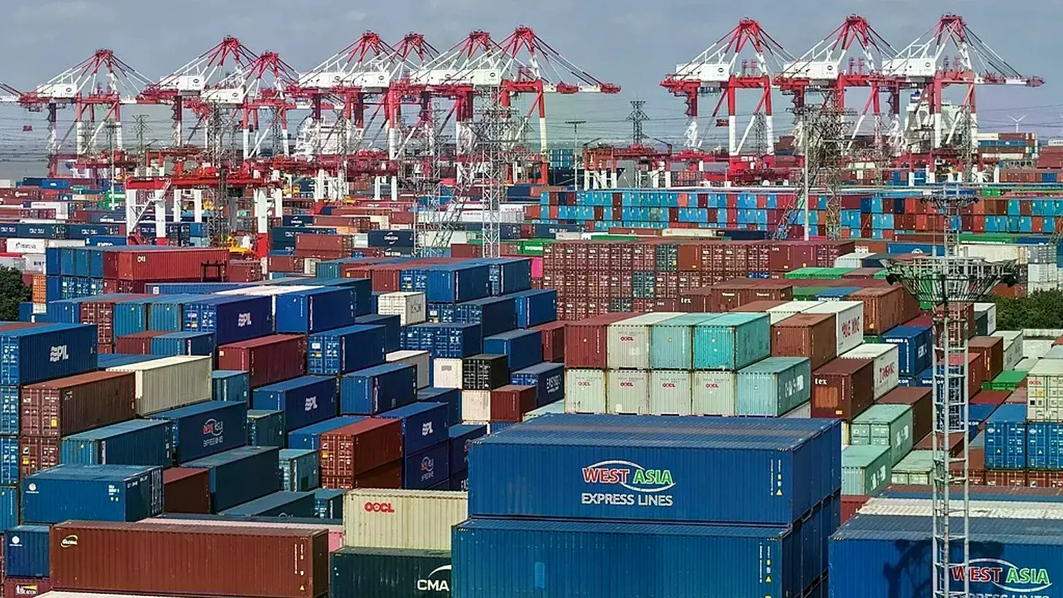 Vista aérea de una terminal de contenedores en Shanghai, China.