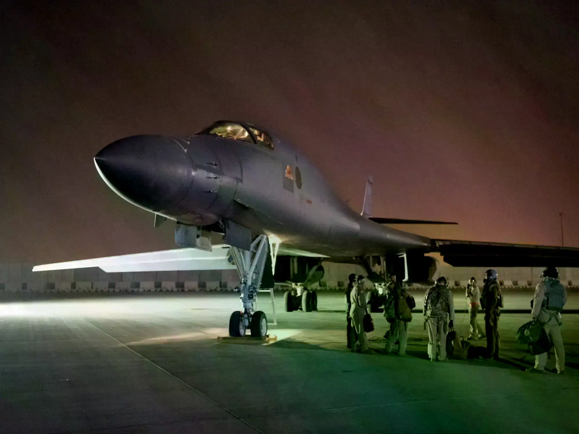 Un B-1B Lancer y su tripulación en la base Al Udeid de EE.UU. en Doha, Qatar.