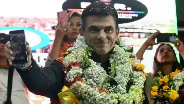 Rodrigo Paz con un celular en mano durante su campaña.