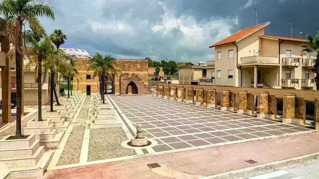 Vista del Teatro de Pietro Consagra, un edificio icónico en Gibellina.
