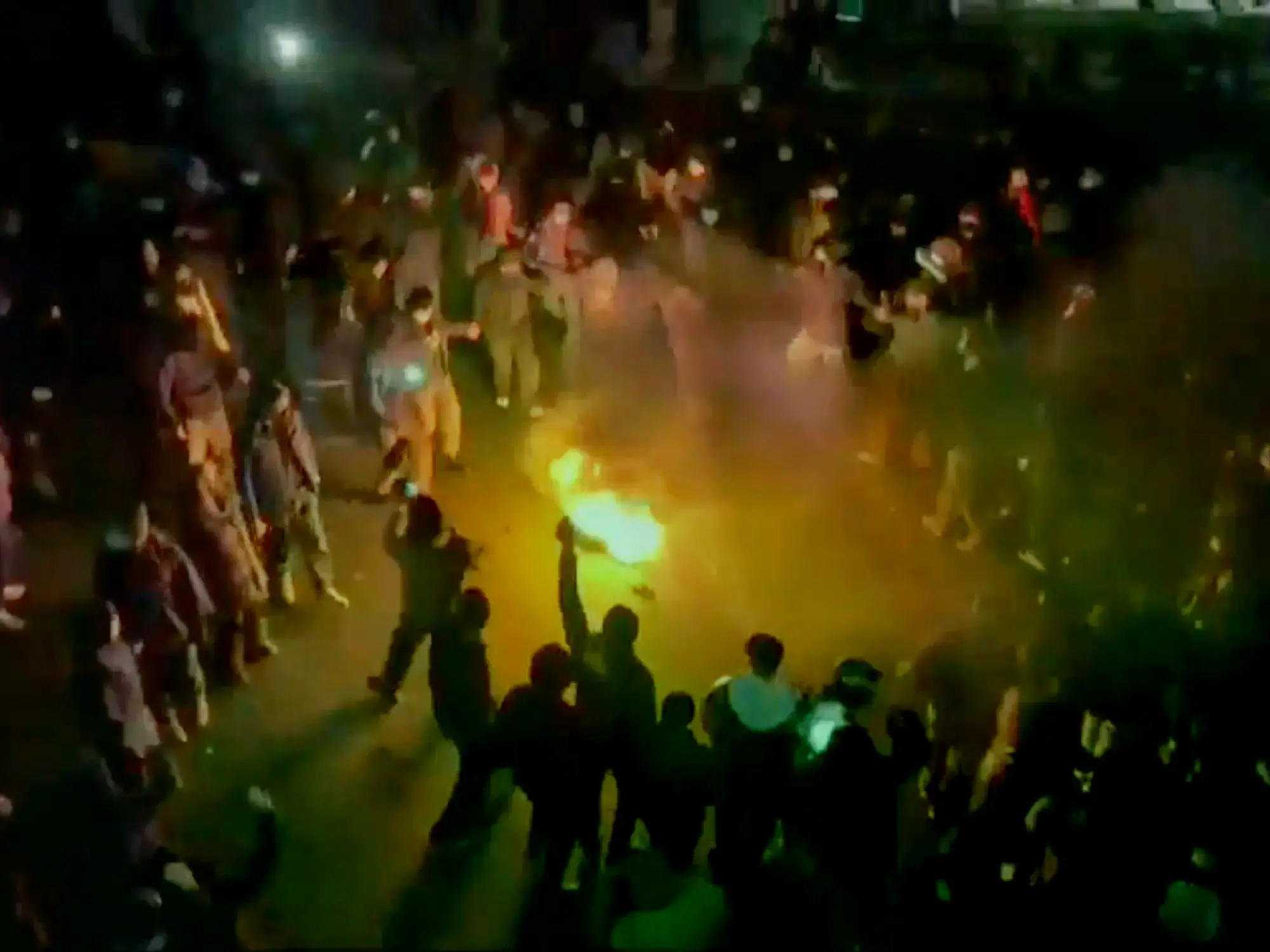 Manifestantes protestan alrededor de una fogata en Teherán.