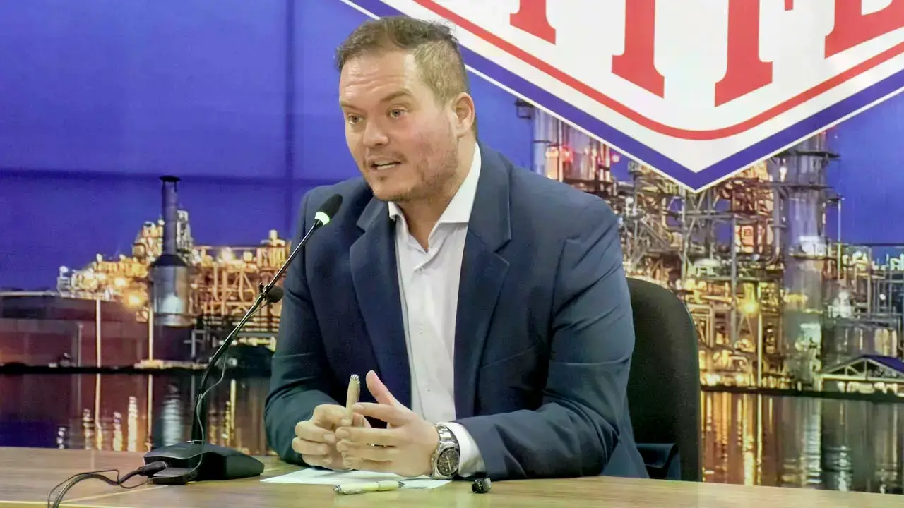 El presidente de YPFB, Armin Dorgathen, en conferencia de prensa.