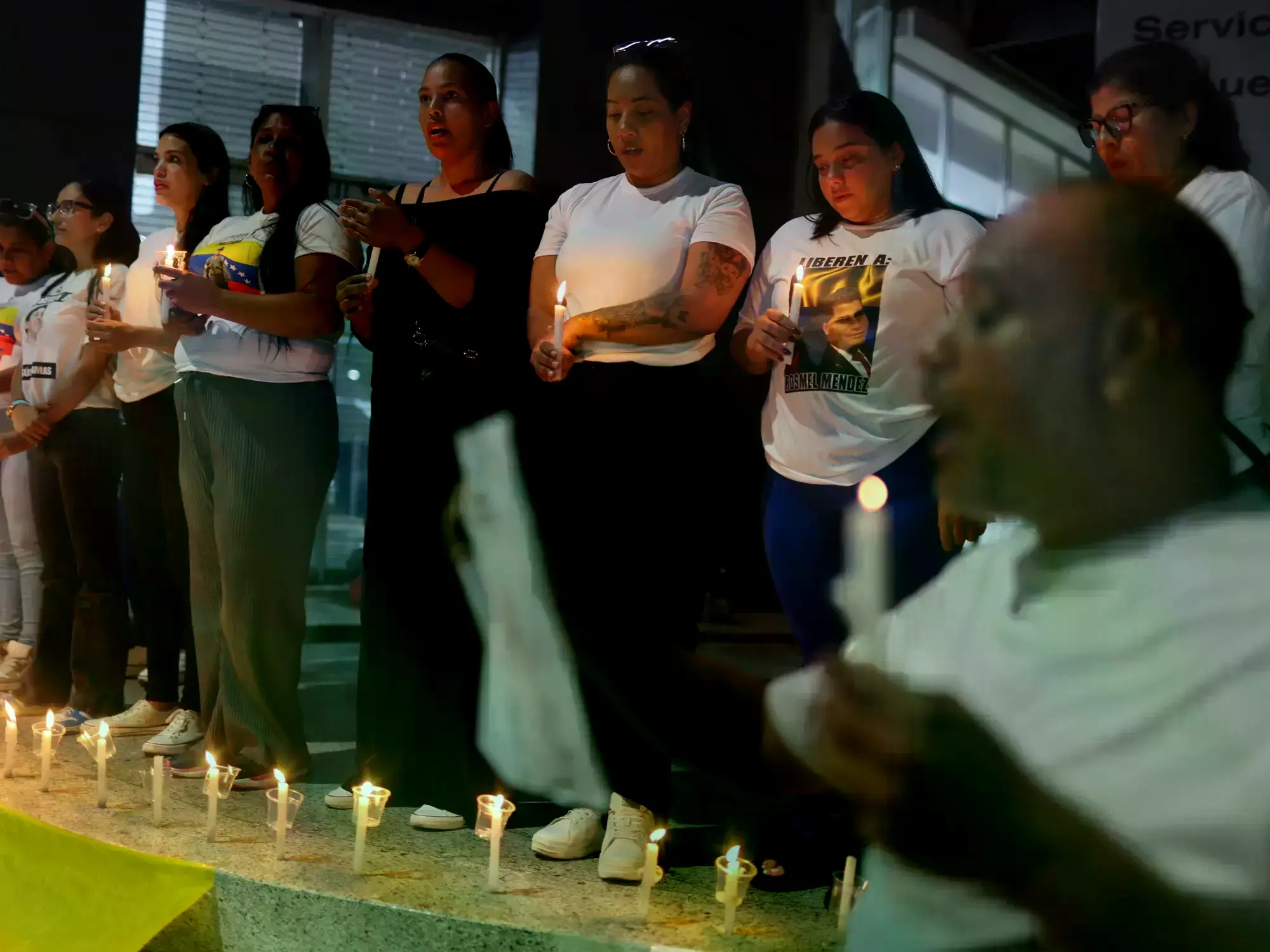 Familiares de presos políticos participan en una vigilia en El Helicoide, sede del SEBIN.