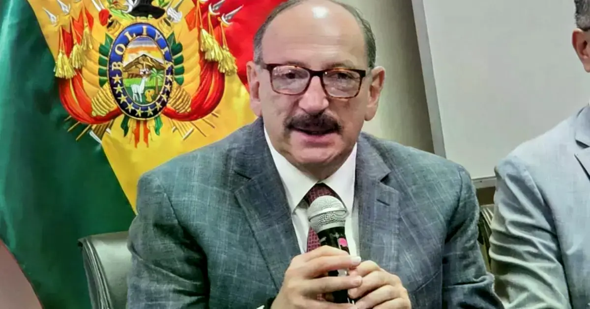 El procurador general del Estado, Hugo León La Faye, durante una conferencia de prensa.