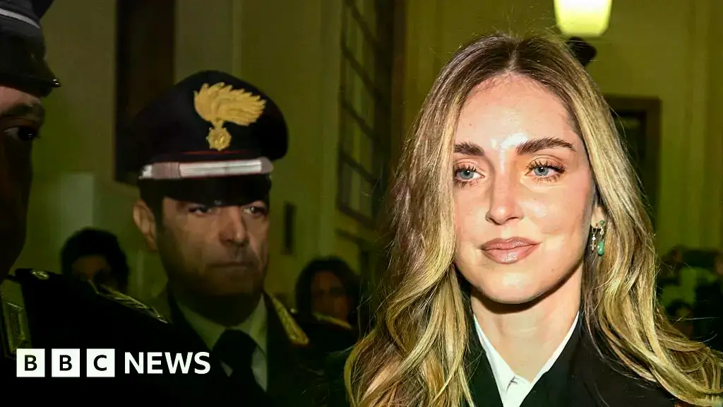 Chiara Ferragni habla con periodistas tras la sentencia.