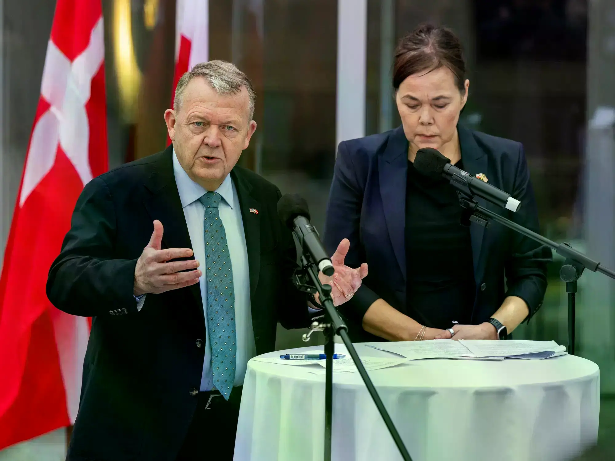 El canciller de Dinamarca, Lars Lokke Rasmussen, y la canciller de Groenlandia, Vivian Motzfeldt, ante la prensa en Washingto