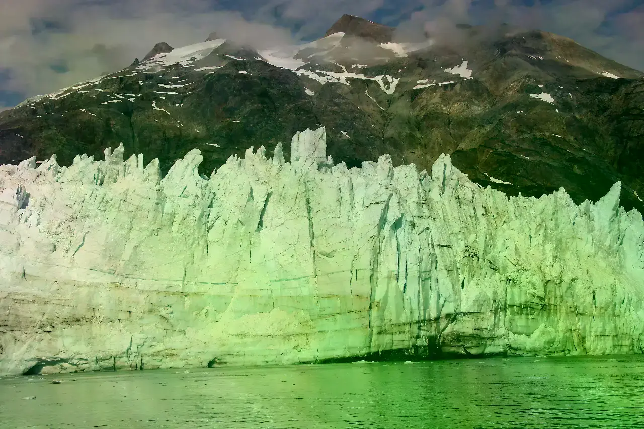 Glaciares retrocediendo en el Himalaya de Bután con formación de lagos.