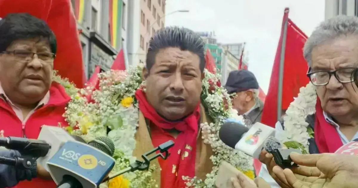 Santos Quispe presenta su candidatura a la reelección ante el Órgano Electoral.