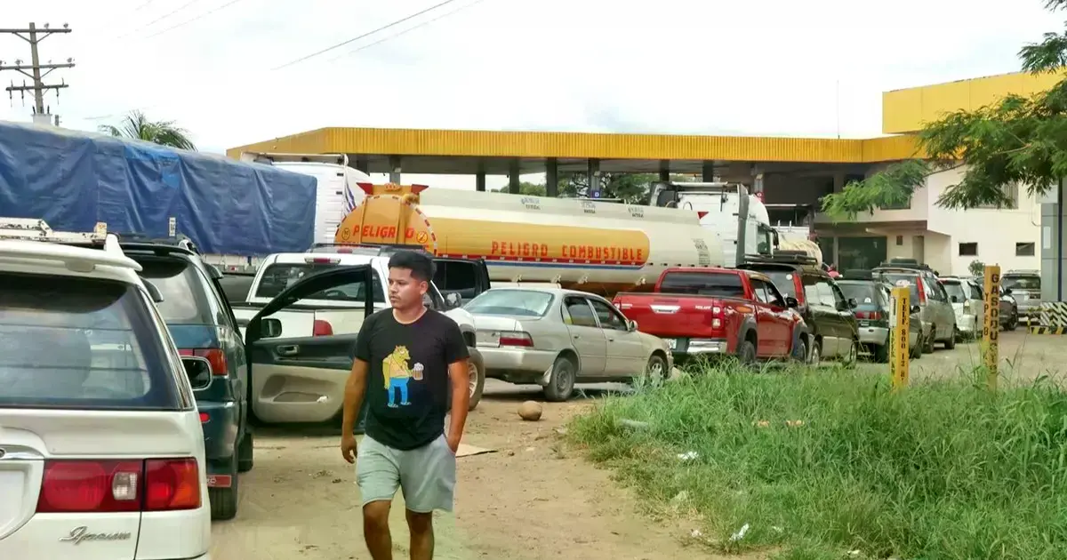 Extensas filas en estaciones de servicio por desabastecimiento de combustibles.