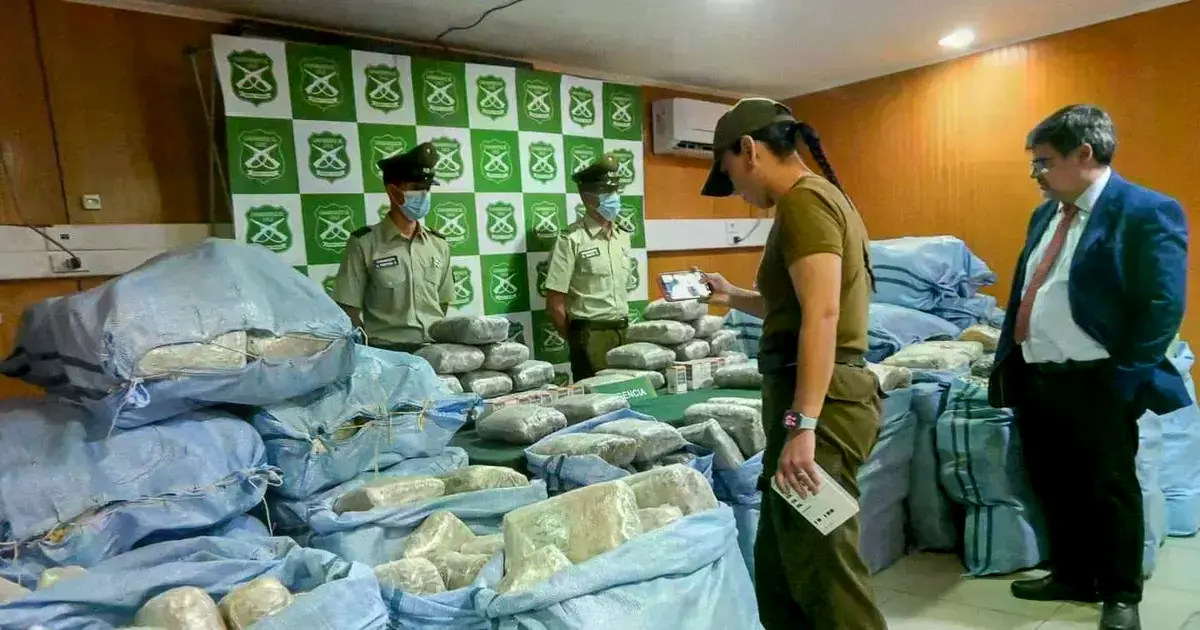 Autoridades chilenas informan sobre la incautación de marihuana y detención de tres ciudadanos bolivianos.