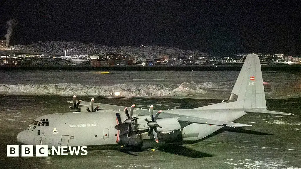Un avión de transporte militar danés aterriza en Nuuk, Groenlandia.