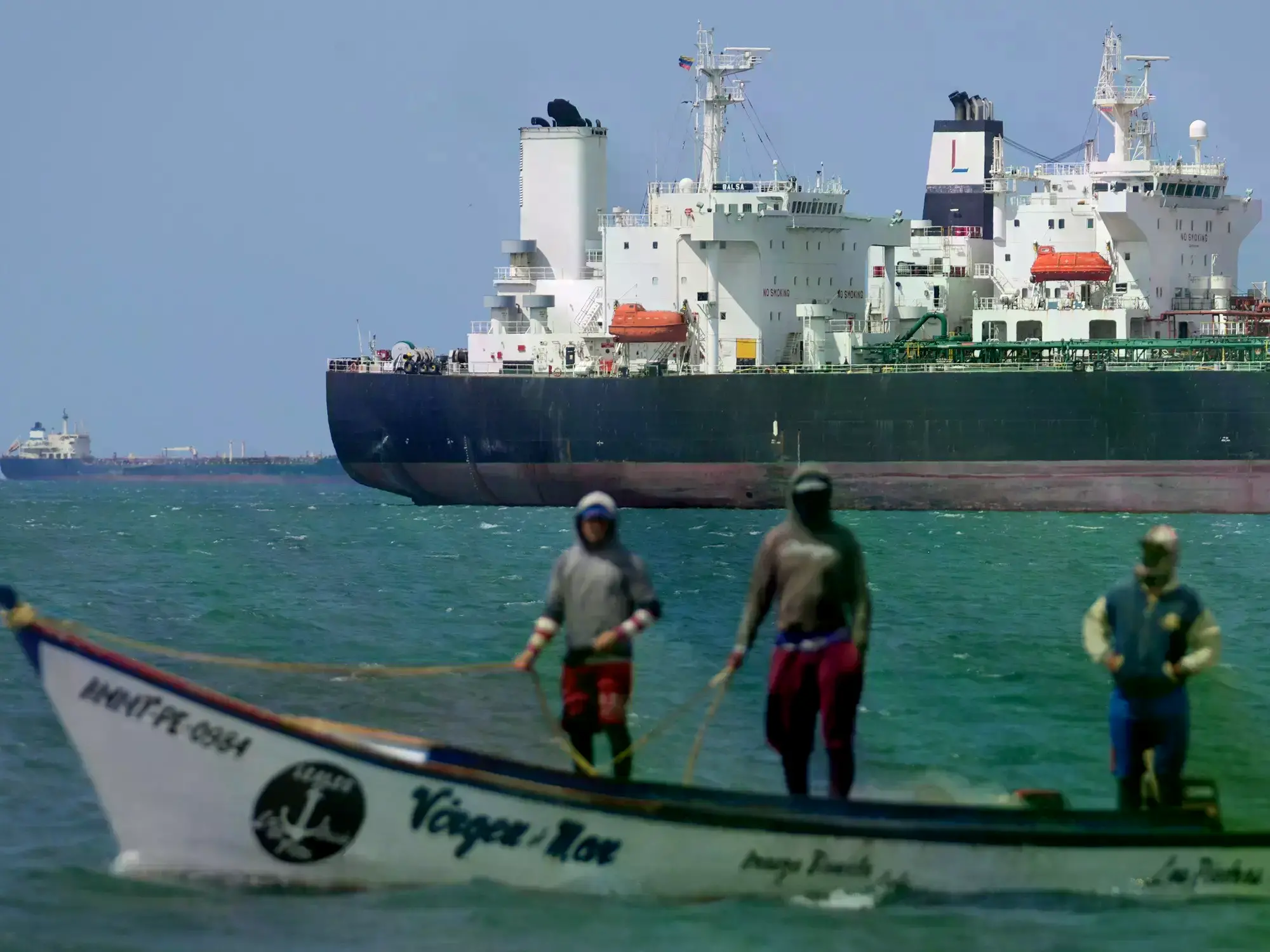 Captura de video muestra al buque 'Verónica' interceptado en el mar Caribe.