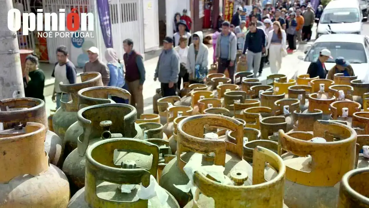 Personas hacen fila para adquirir una garrafa de gas en Cochabamba.