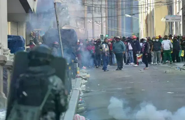 Uno de los enfrentamientos entre marchistas y policías en La Paz.