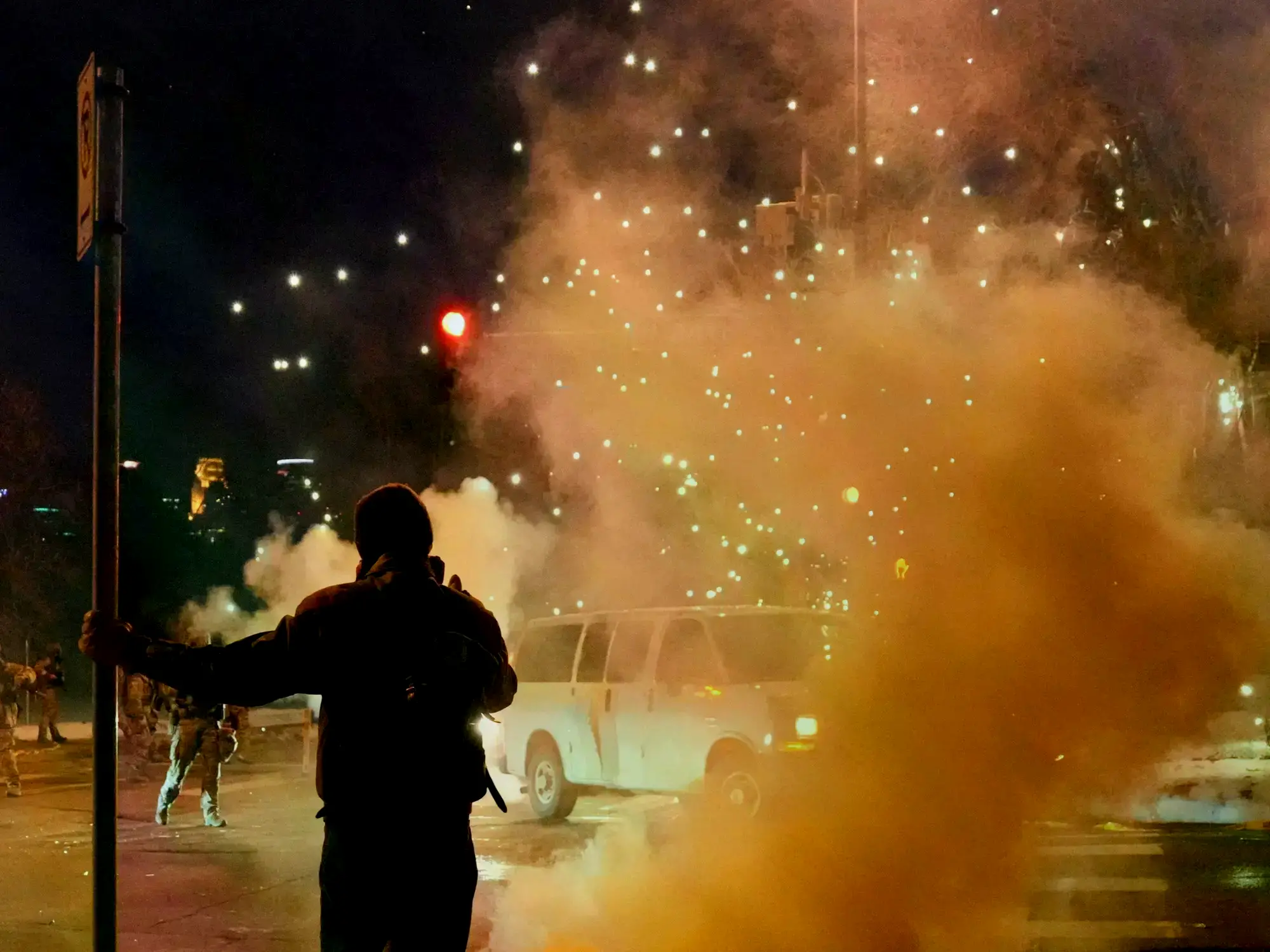 Choques entre manifestantes y agentes federales en Minneapolis, Minnesota.