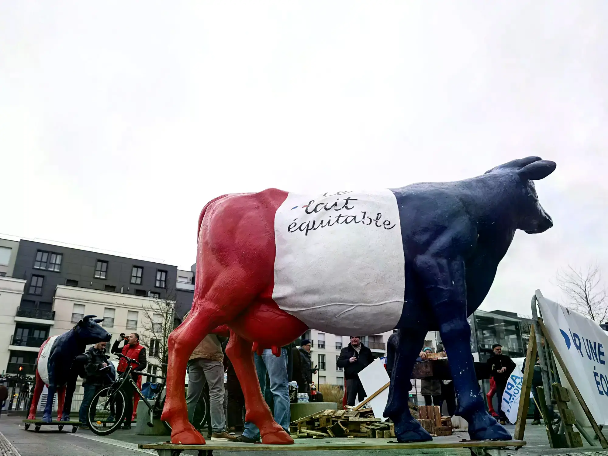 Una escultura de una vaca pintada con los colores de Francia, en una protesta contra el Mercosur.