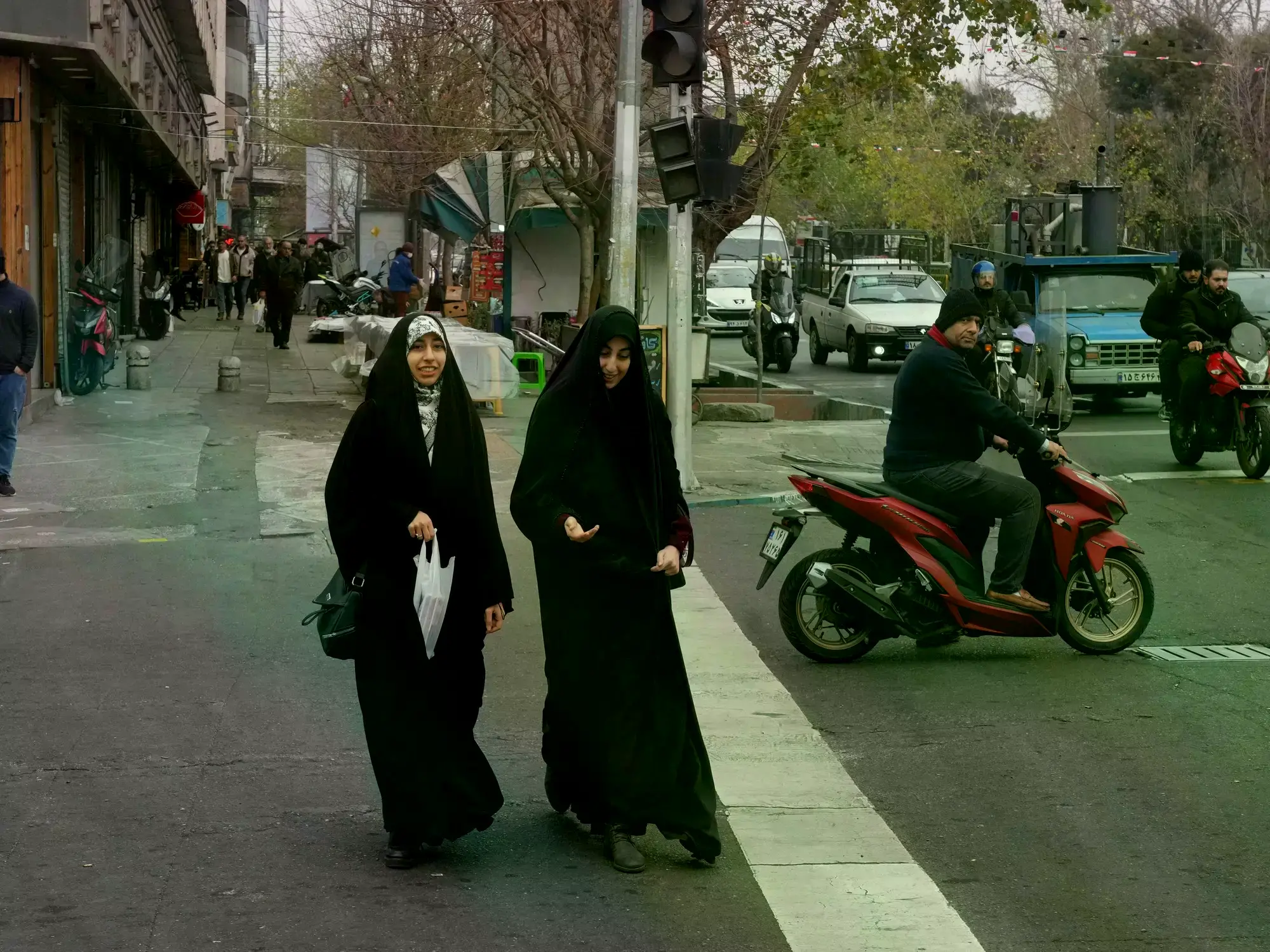 Mujeres iraníes cruzan una calle en Teherán durante las protestas.