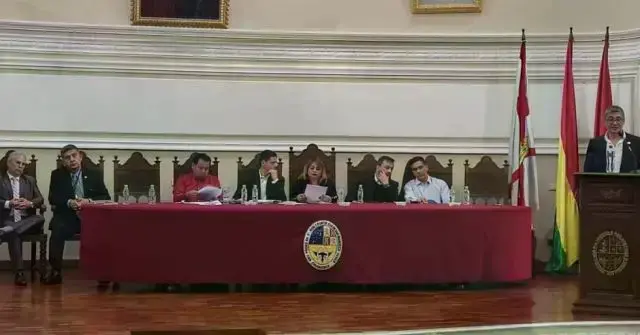 Autoridades del Ejecutivo explican en Sucre los decretos 5516 y 5518 a sectores sociales.
