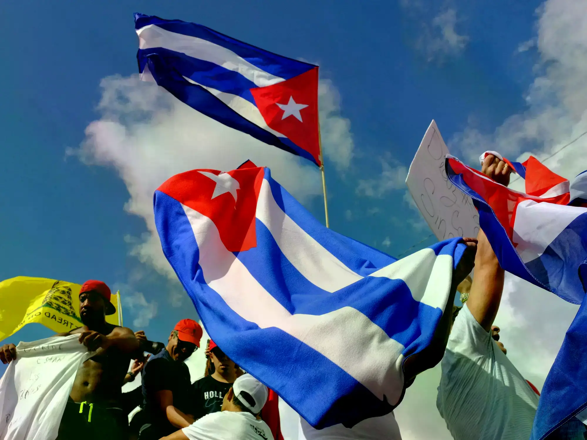 Cubanos protestan en Miami por la situación económica en Cuba.