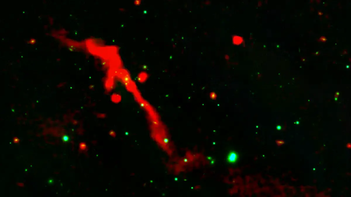 Imagen de LOFAR y Pan-STARRS que muestra el chorro interior brillante del agujero negro J1007+3540.