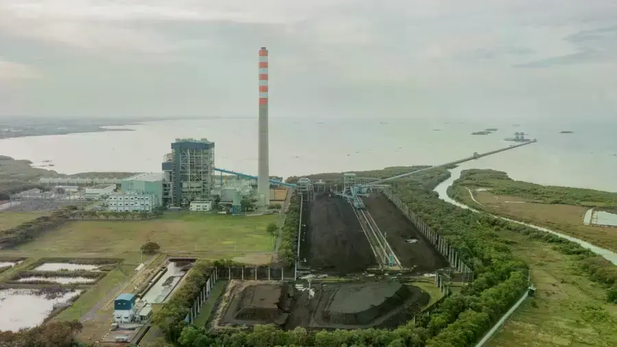 Activistas de Greenpeace despliegan una pancarta en la planta de carbón de Cirebon.