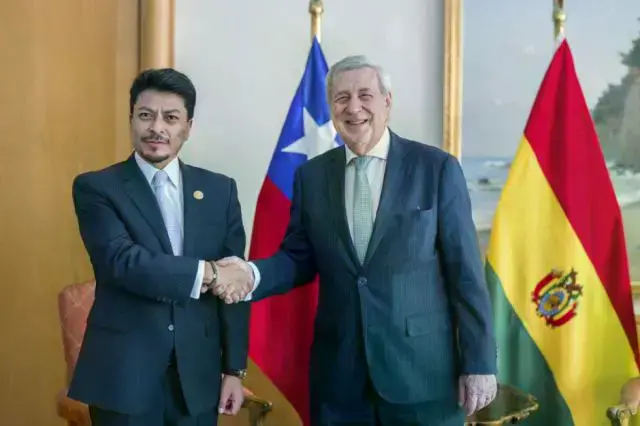 Los cancilleres de Bolivia, Fernando Aramayo (i), y de Chile, Alberto Van Klaveren.