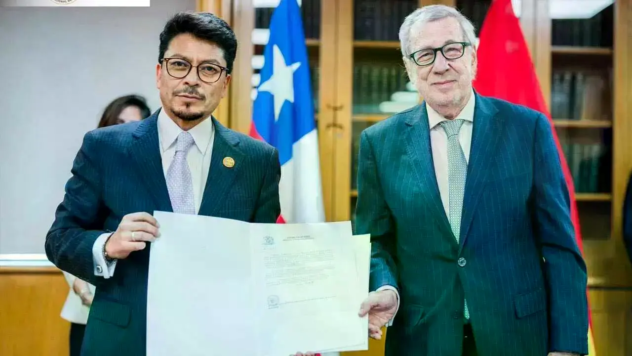Los cancilleres de Bolivia y Chile tras su reunión en Santiago.