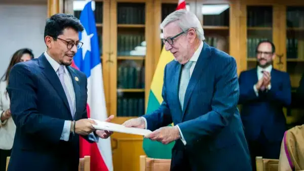 Canciller de Bolivia, Fernando Aramayo, y de Chile, Alberto Van Klaveren.