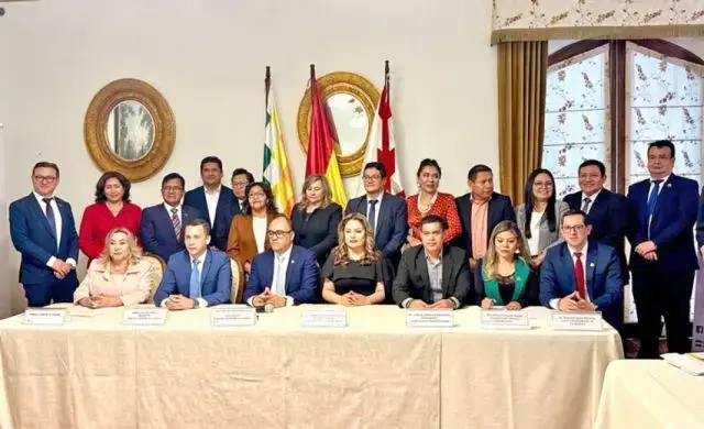 Autoridades electorales, judiciales y del Ministerio Público ofrecen una conferencia de prensa en Sucre.