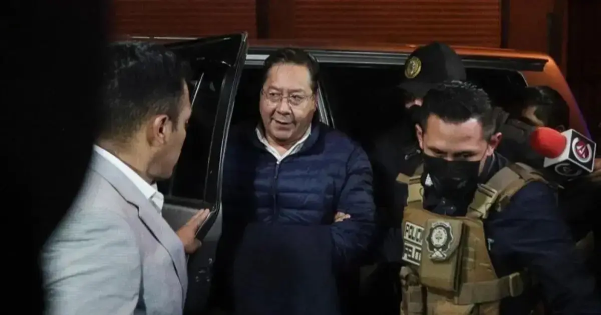 El expresidente Luis Arce, al ser conducido al interior del penal de San Pedro, en La Paz.
