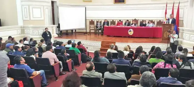 La exposición de los ministros de Estado en el Paraninfo Universitario.