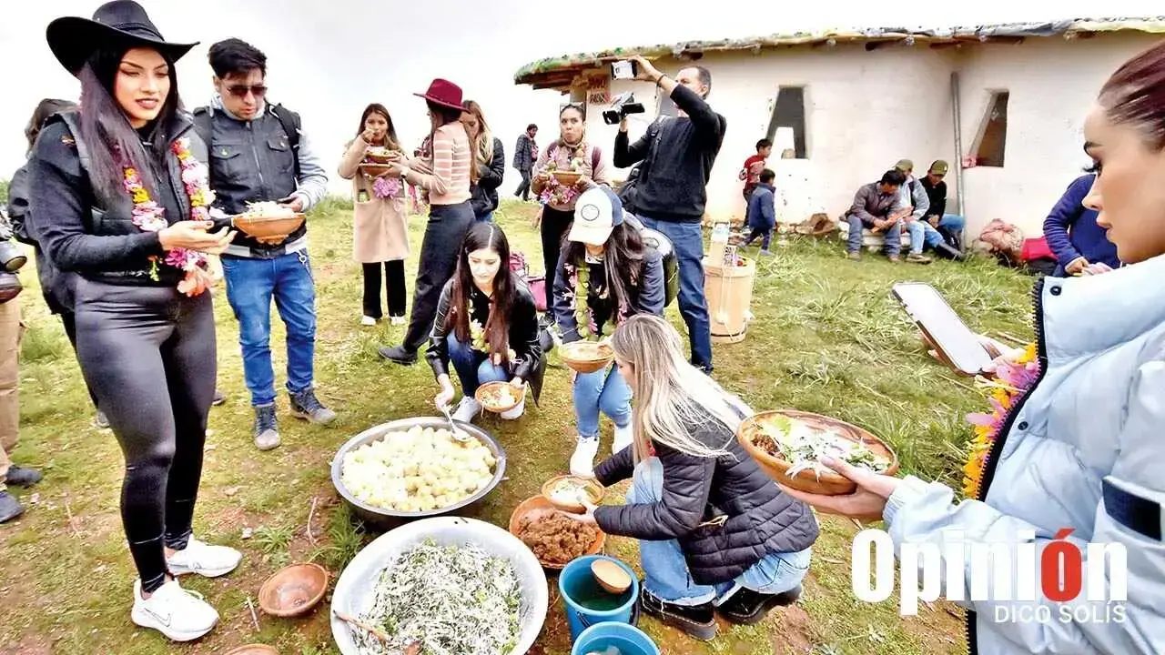 Turistas visitan un espacio en el Parque Tunari.