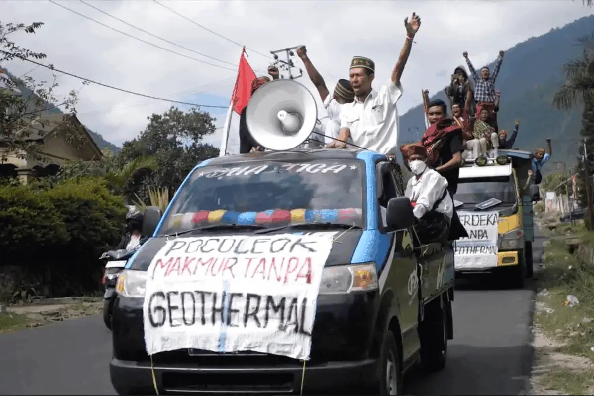 Residentes de Poco Leok protestan pacíficamente en Ruteng, capital de Manggarai, el 9 de agosto de 2023.