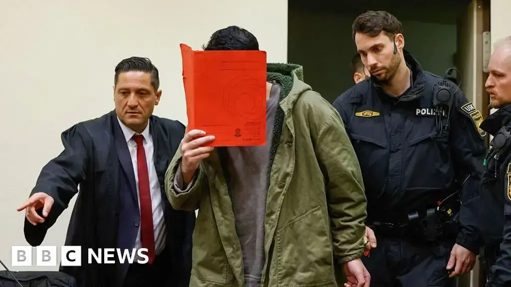 El acusado, Farhad N, llega al tribunal de Munich.