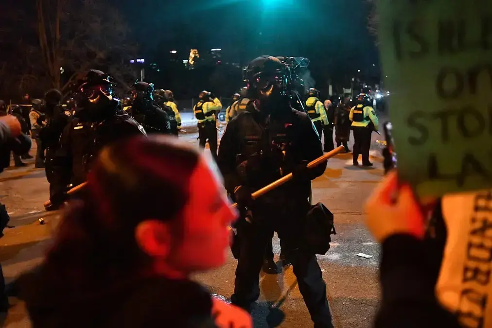 Protestas y enfrentamientos frente al edificio federal Bishop Henry Whipple en Minneapolis.