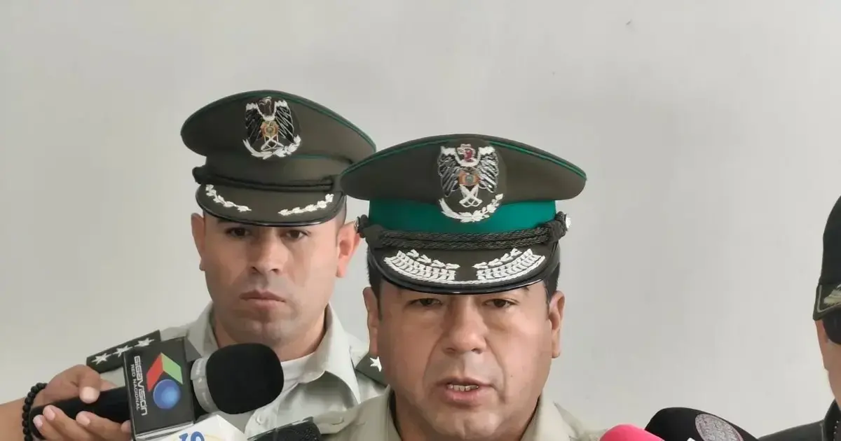 El vehículo BMW donde se encontraba la víctima, con múltiples impactos de bala.