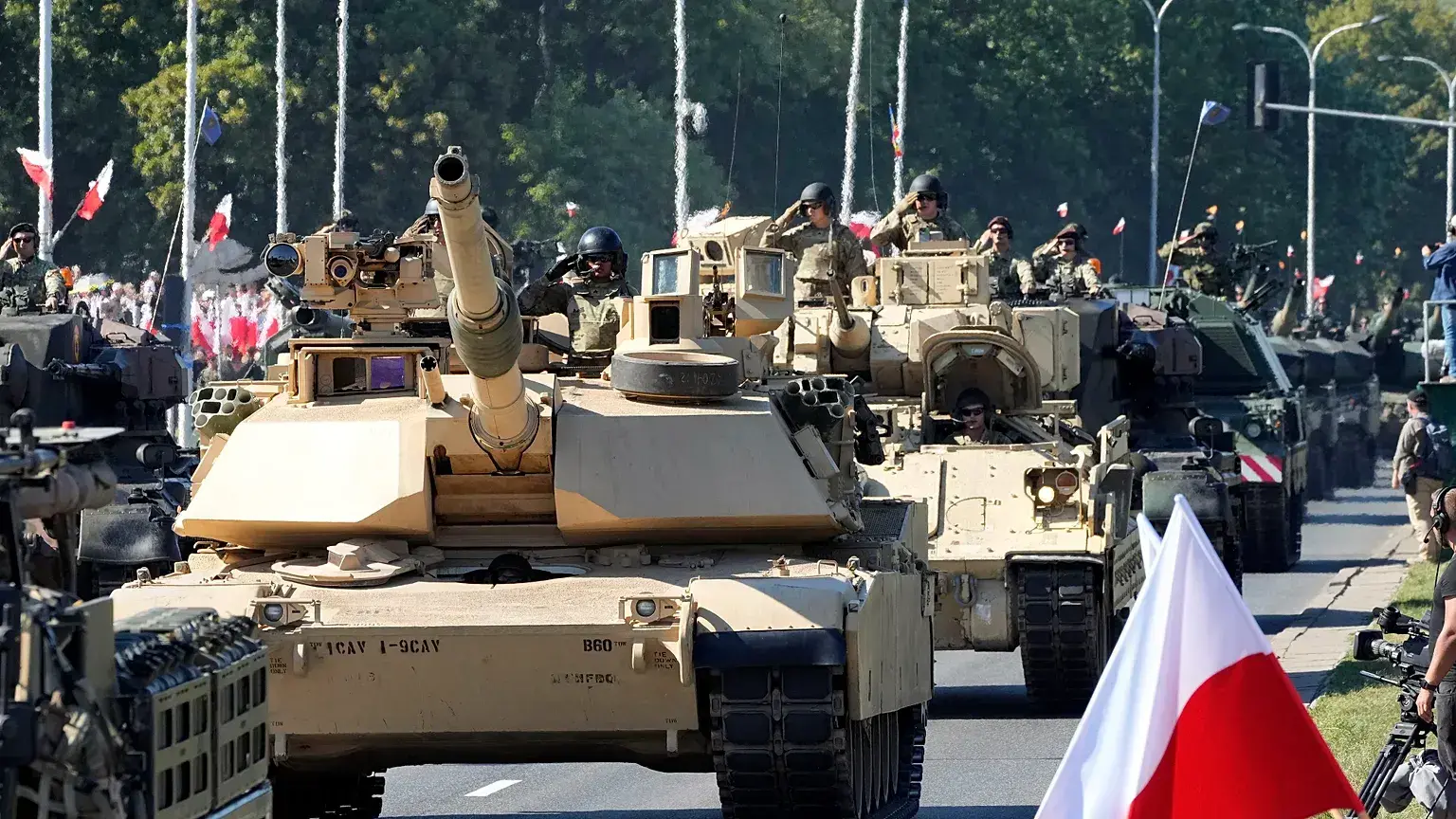 Tanques Abrams fabricados en EE UU, comprados por Polonia, participan en un desfile militar.