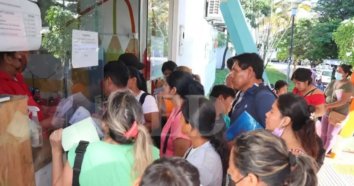 Padres con ninos pasan la noche fuera del Hospital de Ninos Mario Ortiz para conseguir una ficha.