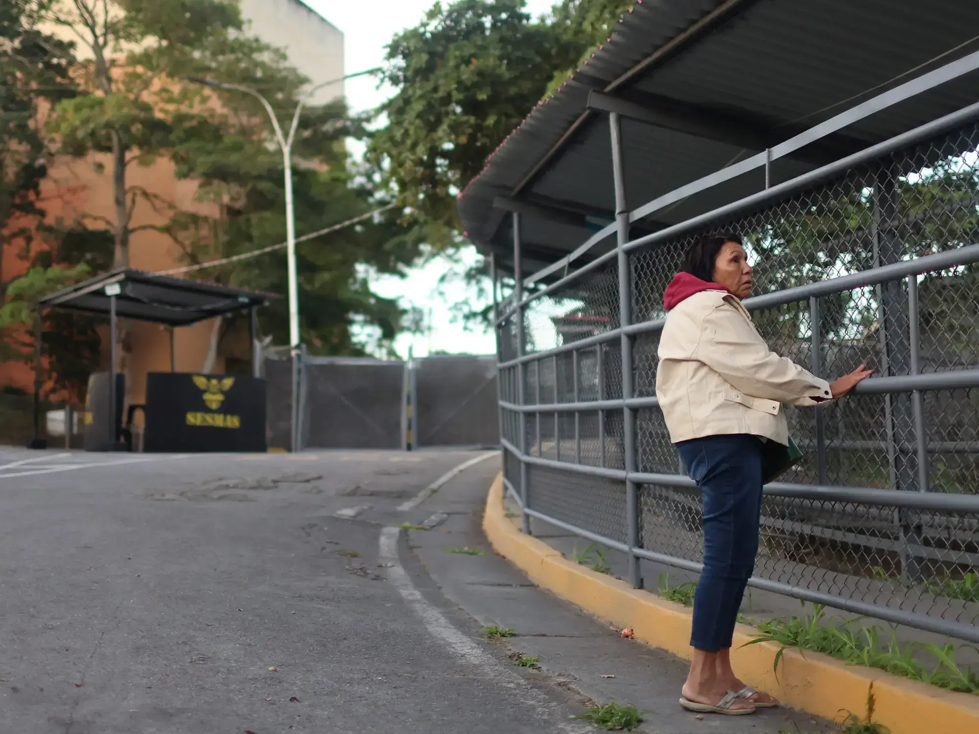 Una persona espera frente a la cárcel El Rodeo I, en Caracas.