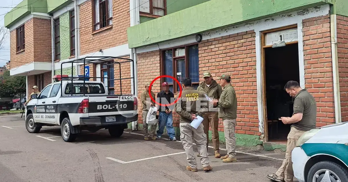 Momento en el que el joven tiktoker retornaba a la Felcc de Cochabamba