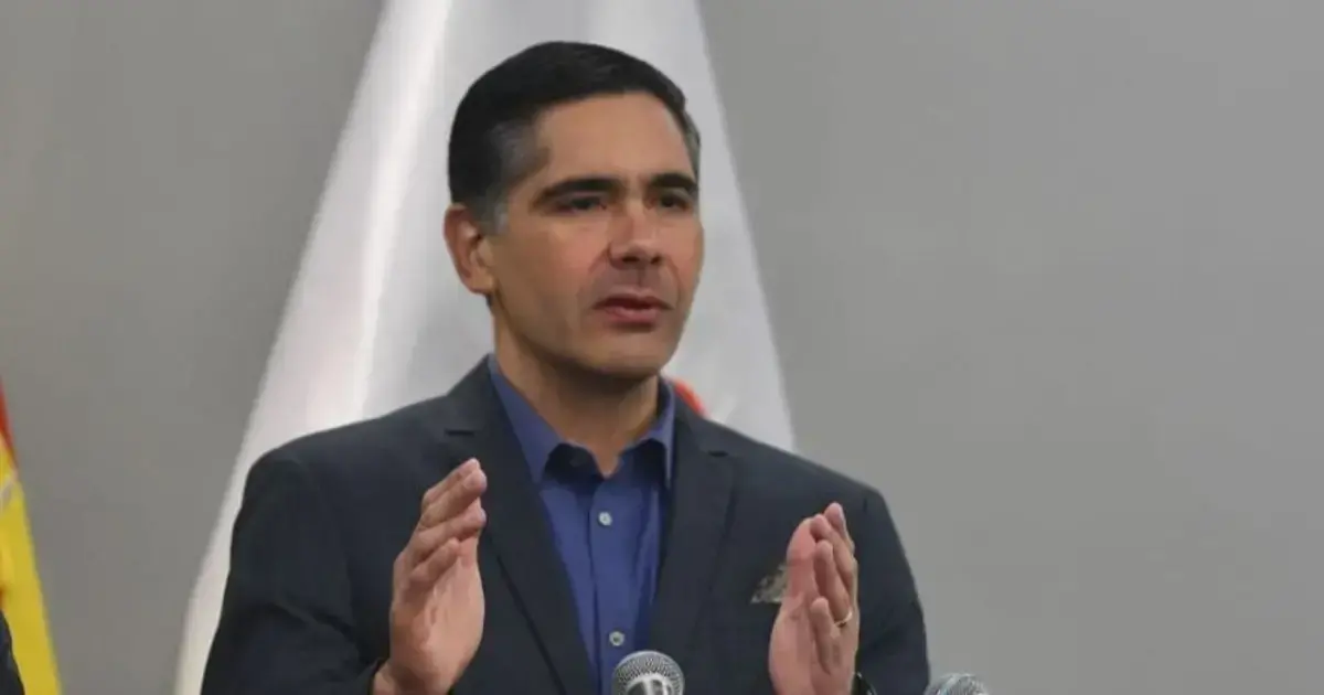 Ministro Oscar Mario Justiniano en conferencia de prensa.