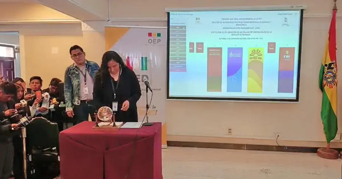 Momento del sorteo de la ubicación de las papeletas en el TED de La Paz.