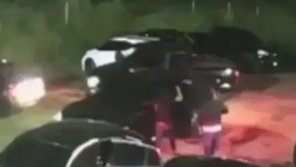 Las autoridades revisan cámaras de seguridad.