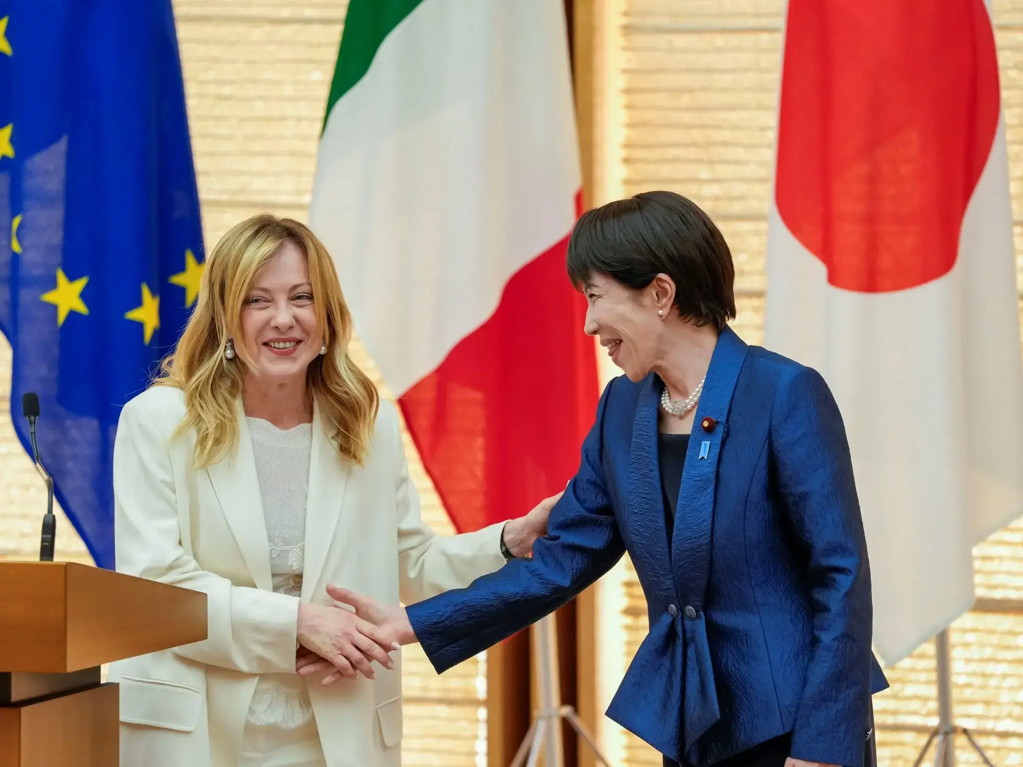 Giorgia Meloni y Sanae Takaichi, con funcionarios de Italia y de Japón, este viernes en Tokio.
