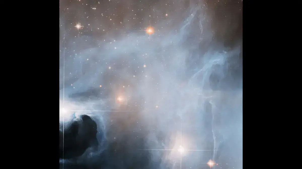 Un paisaje aparentemente sereno de gas y polvo con formación estelar activa.