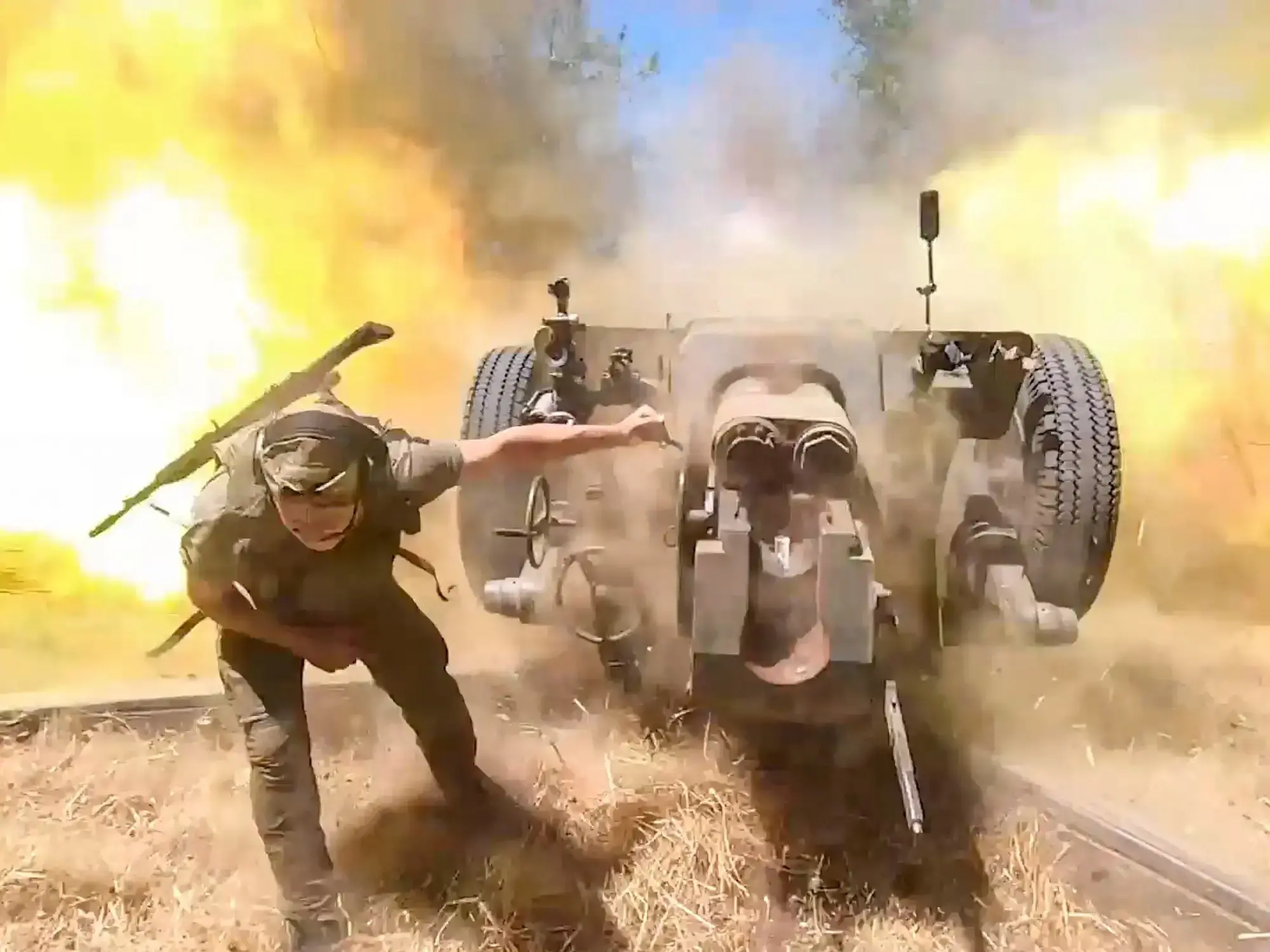 Soldados rusos apuntan contra posiciones ucranianas en una zona fronteriza.