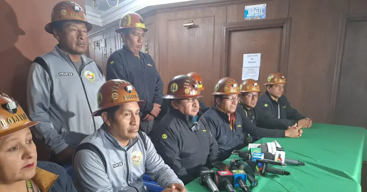 Dirigentes de Fencomin durante una declaración.