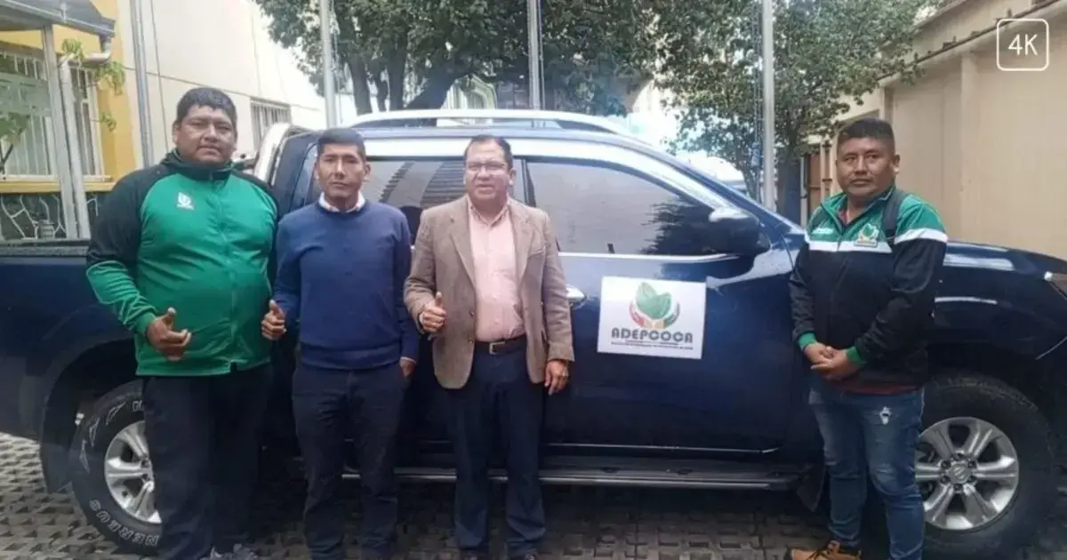 Dirigentes de Adepcoca y un funcionario ministerial posan con la camioneta entregada.